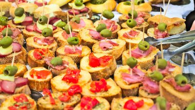 aperatif büfesi meze ve bruschetta söğüş domates, zeytin ile