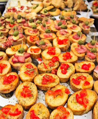 aperatif büfesi meze ve bruschetta söğüş domates, zeytin ile