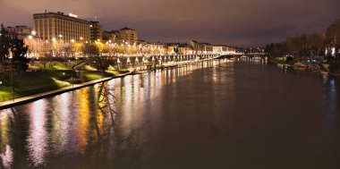 Po Nehri Turin şehir Murazzi boyunca akan bir gece görünümünde Dock cihazları
