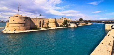 Beyaz zemin üzerine mavi mor kırmızı chalcopyrite mineral taş kristalleri