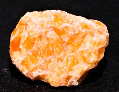 Beyaz zemin üzerine mavi mor kırmızı chalcopyrite mineral taş kristalleri