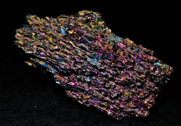 Cristalli Pietra Minerale Blu Viola Magenta Calcopirite Sfondo Bianco — Foto Stock