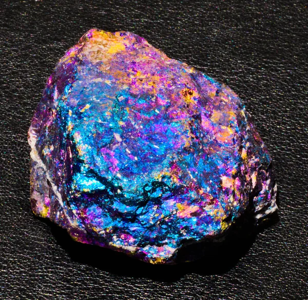 Biru Ungu Magenta Chalcopyrite Mineral Batu Kristal Pada Latar Belakang — Stok Foto