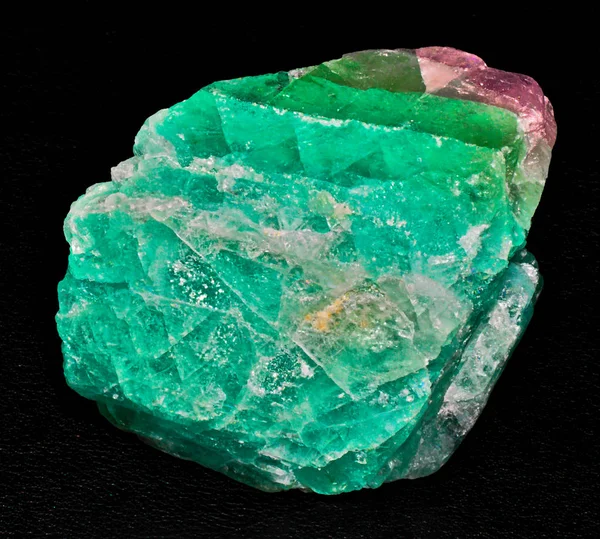 Batu Kristal Magenta Fluorit Hijau Pada Latar Belakang Hitam — Stok Foto