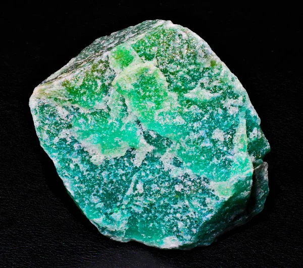 Fluoryt Zielony Kamień Klejnot Kryształ Czarnym Tle — Zdjęcie stockowe