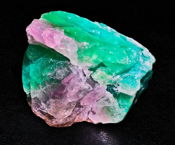 Pietra Cristallo Verde Magenta Fluorite Gemma Sfondo Nero — Foto Stock
