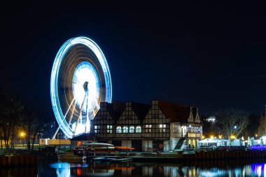 Gdansk, Polonya, Ekim 2019. Dönme dolap Amber Sky, gece fotoğrafı.