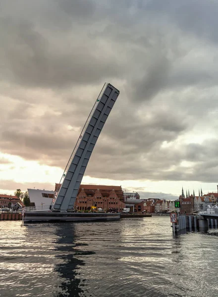 Yükseltilmiş asma köprüde gün batımı görünümü