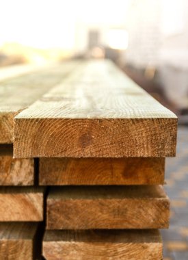 Çalışıyorum. Kereste stoklandı. Tahtalar istiflenmiş. Stoklarda satılık tahtalar.