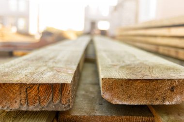 Çalışıyorum. Kereste stoklandı. Tahtalar istiflenmiş. Stoklarda satılık tahtalar.