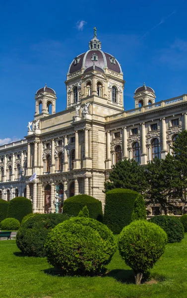 Avusturya, Viyana Temmuz 2018. Sanat müzesinin yaz manzarası. Dikey fotoğraf