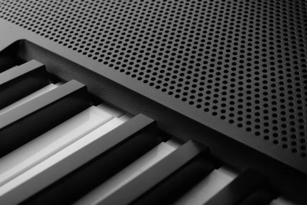 Elektronik sentezleyici piyano tuşlarının yakın görüntüsü. Müzik dükkanları, posterler, reklam broşürleri, kartvizitler, web sunumları için yatay siyah beyaz fotoğraf hazır. Metin için yer