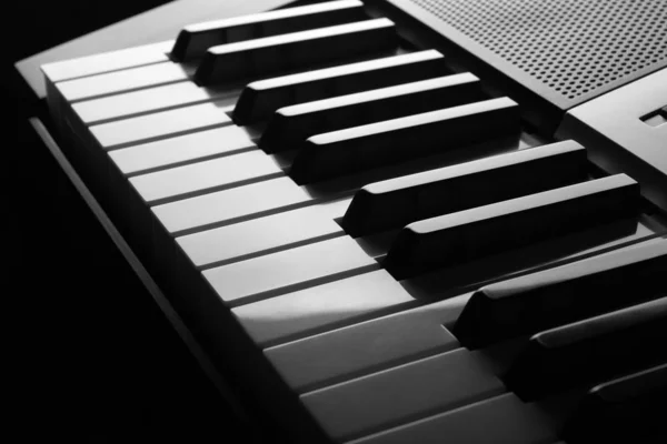 透视电子合成器钢琴键 为音乐商店 广告小册子 网络演示准备的横向照片 案文的位置 — 图库照片