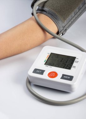 Kan basıncı ölçülüyor.