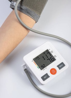 Kan basıncı ölçülüyor.