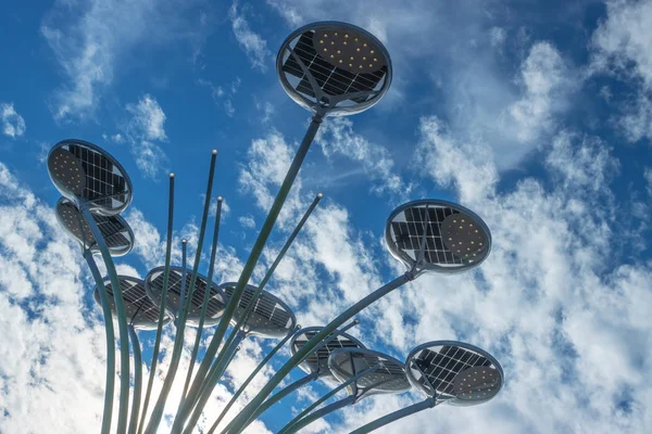 Mavi arka planda güzel, alışılmadık bir sokak lambası (bitki gibi görünüyor). Yatay fotoğraf