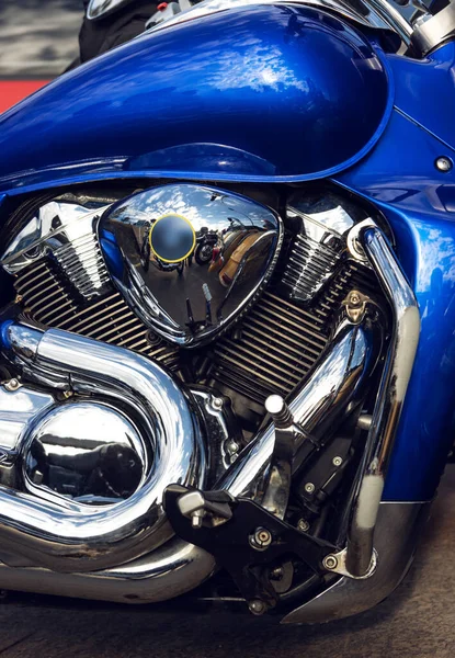 Krom v-ikiz motorlu güzel yansımaları var. Logo yok, marka yok.