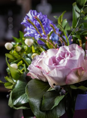 Pembe gül, sümbül ve dikey fotoğraflı güzel bir yakın çekim. Tebrik kartları, instagram ve yazdırma tasarımı için kullanışlı