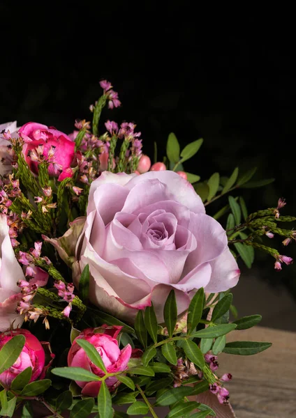 Pembe gül ve dikey fotoğraflı güzel bir yakın çekim buketi. Tebrik kartları, sosyal medya ve baskı tasarımı için kullanışlı. Metin için yer