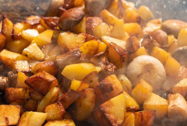 Mantarlı kızarmış patates.