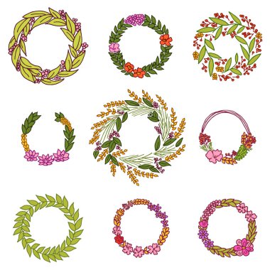 Çelenk çiçekli. Vektör kümesi. Sevimli çiçek koleksiyonu, elle çizilmiş suluboya. Düğün ya da tebrik kartları. Romantik tasarım. Vintage tarzı kazınmış.