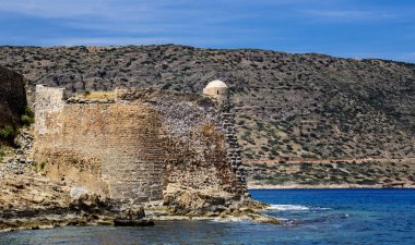 eski Spinalonga veya Kalydon adada Girit Yunanistan mavi gökyüzü arka plan fotoğrafı 