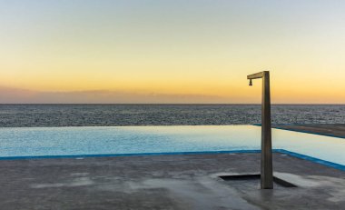 peri gün batımında denize yakın Yüzme 