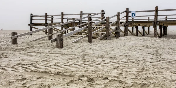 Holzplattform Sandstrand Sommertagen — Stockfoto