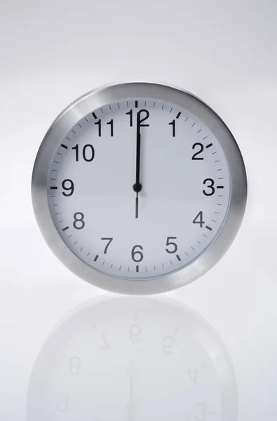 白の矢印と時計の顔クローズ アップ — ストック写真