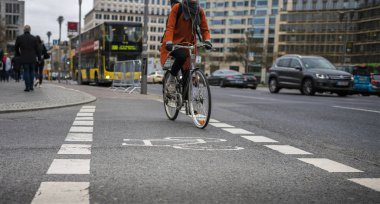 Döngüsü yol içinde güzel Berlin city yaz saati adlı fotoğrafı
