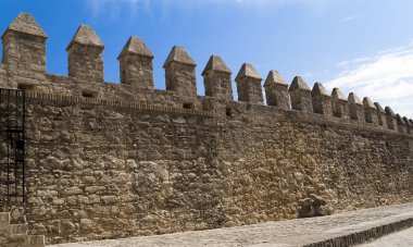 Eski antik kalenin duvar mavi gökyüzü ile fotoğraf