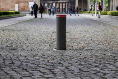 Baba ile caddenin üzerinde yürüyen insanlar 