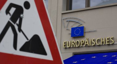 Yol işareti açık yakın çekim fotoğraf 