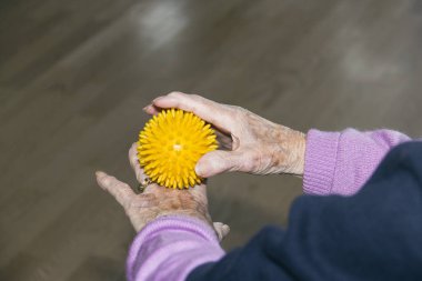 Özel kauçuk top ile pratik kıdemli yakın çekim  