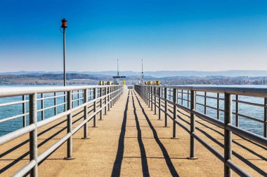 iskelede nehir güneşli bir gün, büyük ahşap 