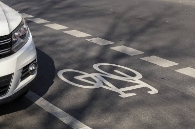 Sportif Bisiklet işaretleri yolda açık yakın çekim fotoğraf