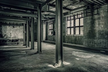 Arka plan üzerinde inşaat sahasında tedarik borular 