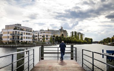 Küçük binaların içinde City Of Landsberg, Bavyera akan nehir sahne fotoğraf 