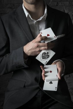 Kumarbaz kartları ile yakın atış