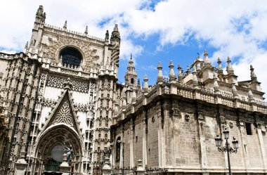 See daha çok bilinen adıyla Seville Katedrali, Saint Mary Katedrali olan Roma Katolik Katedrali Sevilla, İspanya