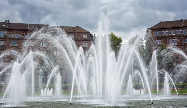 Wasserbrunnen Und Jugendstilhäuser Friedrich Ebert Platz Mannheim — Stockfoto