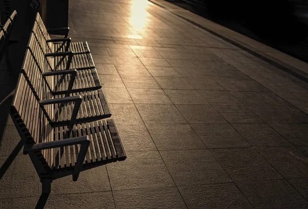 日没の椅子と鉄道駅の写真 — ストック写真