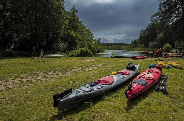 Photo Kayaks Green Grass Mountain — Stock Photo, Image