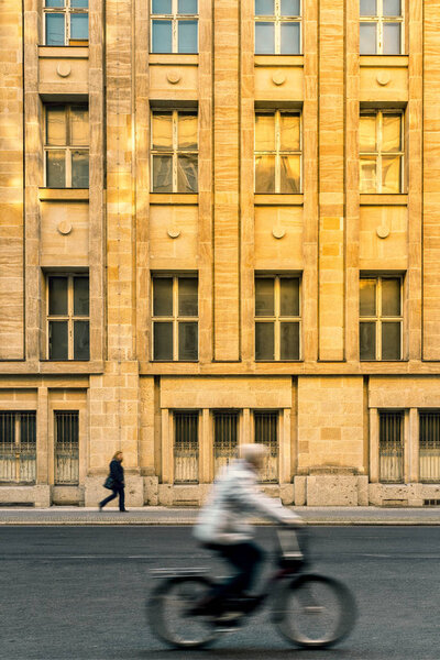 фото спортивных людей с велосипедом на открытом воздухе, провести отпуск на велосипеде
