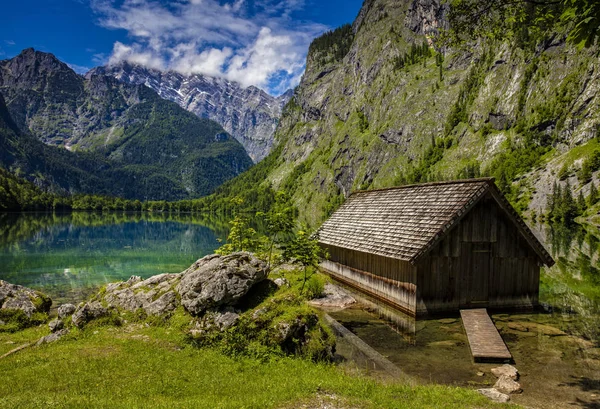 Foto Van Blue Lake Forest Met Bergen Met Houten Gebouw — Stockfoto