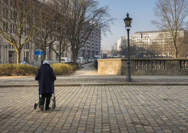 Senior Läuft Auf Straße — Stockfoto