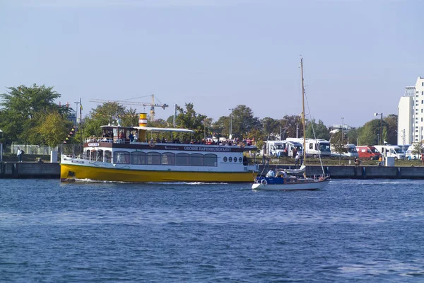 Foto Del Barco Vela Agua Puerto —  Fotos de Stock