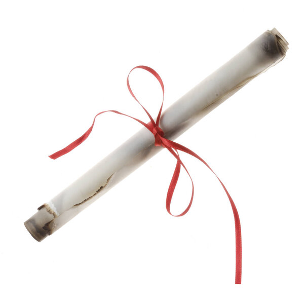 Бумажный свиток с красной лентой на белом фоне, крупным планом
 