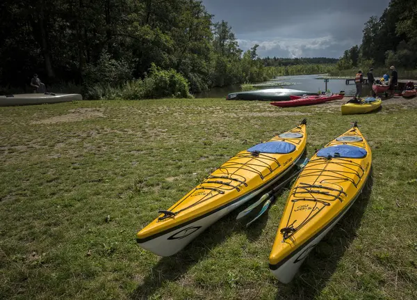 Photo Kayaks Green Grass Mountain — Stock Photo, Image