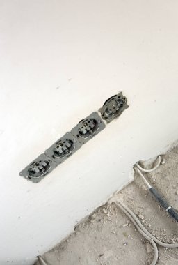 Fiş priz ve eksik bir yeni binada kablolar